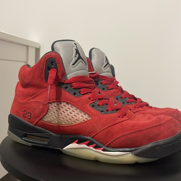 These are Jordan 5’s retro raging bulls in size 7 - Picture 3 of 3
